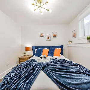  Holiday home Tropical Oasis - King Beds - Free Netflix & Parking - Fast Wi-fi